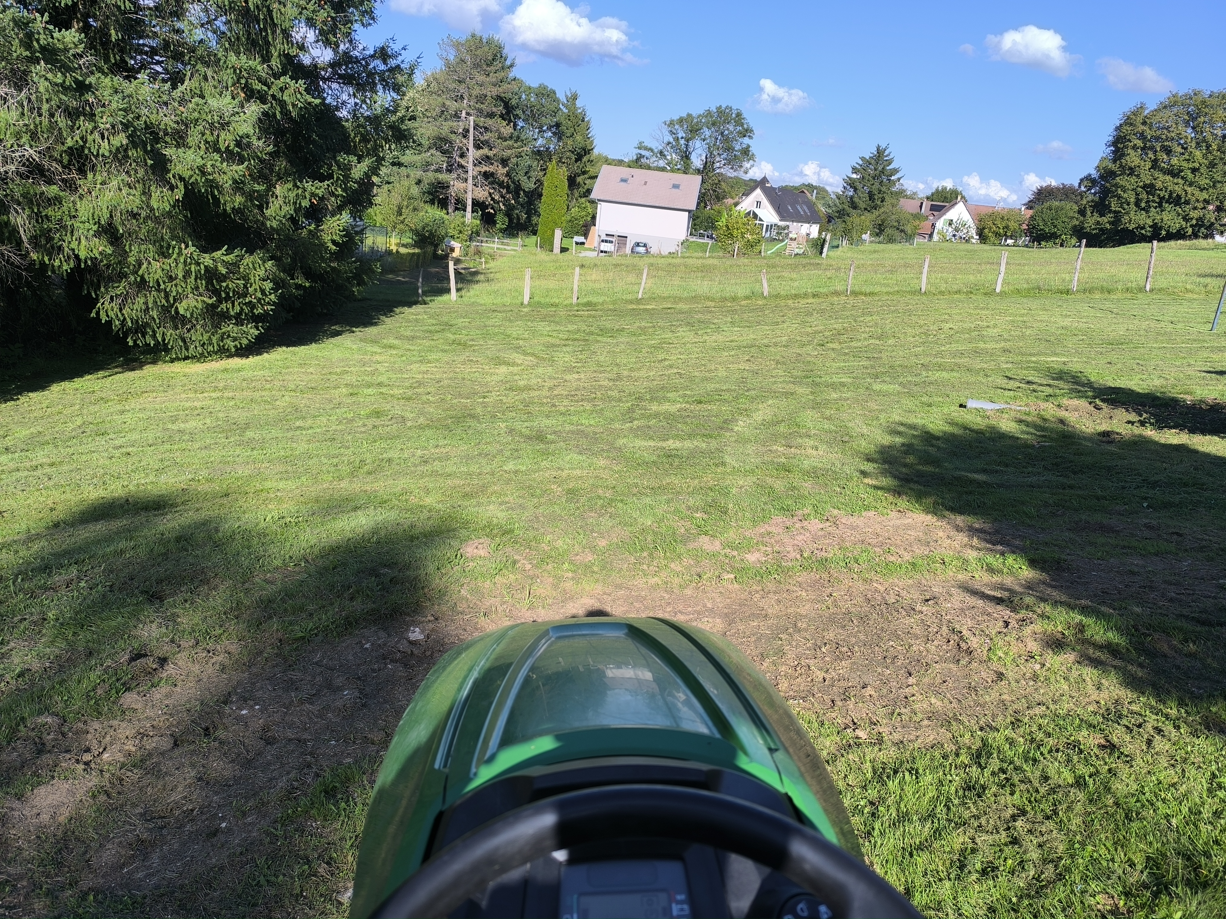 Tonte de pelouse avec tracteur tondeuse john Deere jx340r avant/après